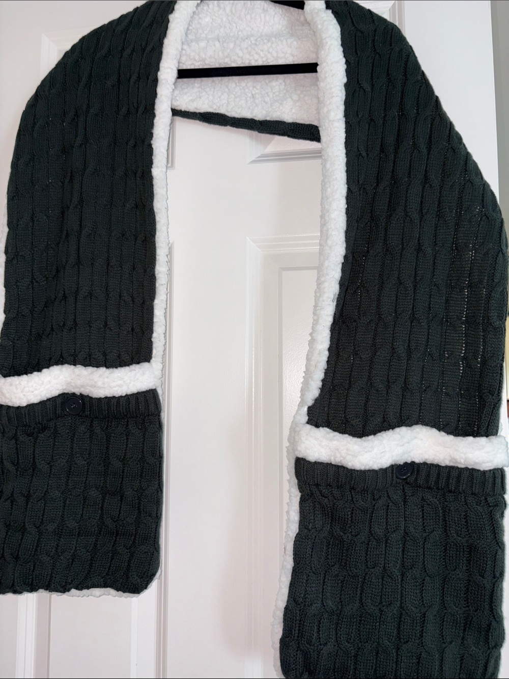 Cozy Black Cable-Knit Sherpa-Trim Women’s Sweater Scarf with Pockets !
